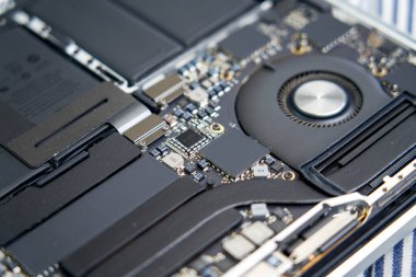 Üst düzey bir dizüstü bilgisayarın iç yapısal elektronik bileşenleri.