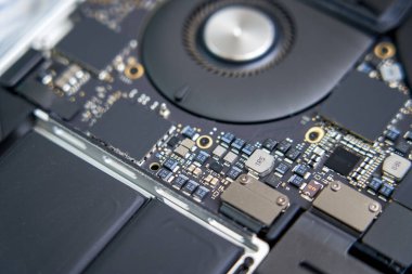 Üst düzey bir dizüstü bilgisayarın iç yapısal elektronik bileşenleri.