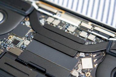 Üst düzey bir dizüstü bilgisayarın iç yapısal elektronik bileşenleri.