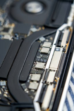 Üst düzey bir dizüstü bilgisayarın iç yapısal elektronik bileşenleri.