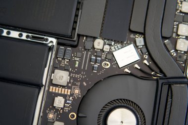 Üst düzey bir dizüstü bilgisayarın iç yapısal elektronik bileşenleri.