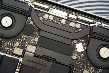 Üst düzey bir dizüstü bilgisayarın iç yapısal elektronik bileşenleri.