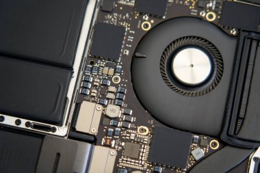 Üst düzey bir dizüstü bilgisayarın iç yapısal elektronik bileşenleri.