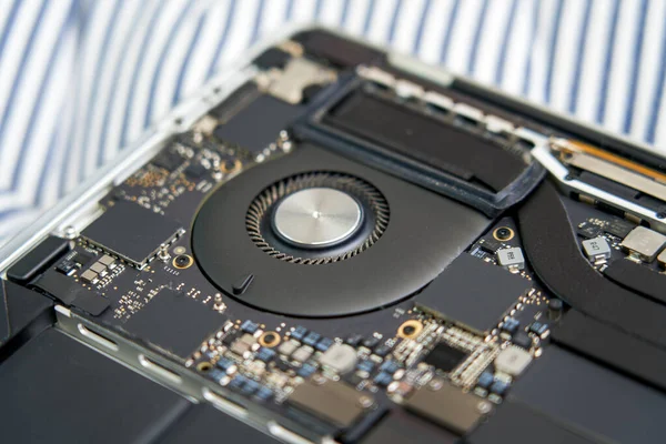 Üst düzey bir dizüstü bilgisayarın iç yapısal elektronik bileşenleri.