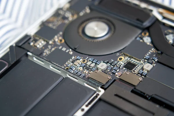 Üst düzey bir dizüstü bilgisayarın iç yapısal elektronik bileşenleri.