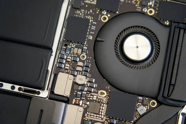 Üst düzey bir dizüstü bilgisayarın iç yapısal elektronik bileşenleri.