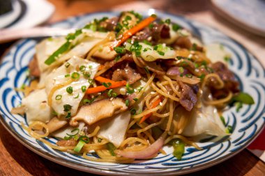 Bir Japon restoranında leziz yağda kızartılmış ramen.