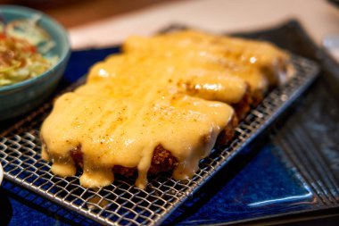 Japon restoranında leziz bir kızarmış biftek.