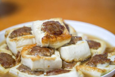 Lezzetli bir Çin ev yemeği, kızarmış tofu doldurulmuş et.