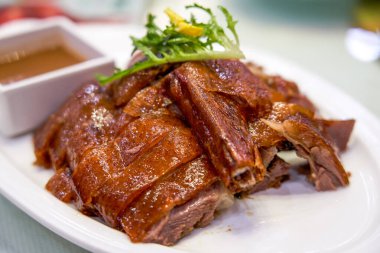 Çıtır çıtır ve lezzetli Kanton usulü kızarmış kaz.