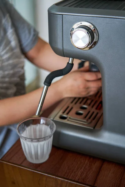 Barista Está Fazendo Latte Com Uma Máquina Café Expresso — Fotografia de Stock
