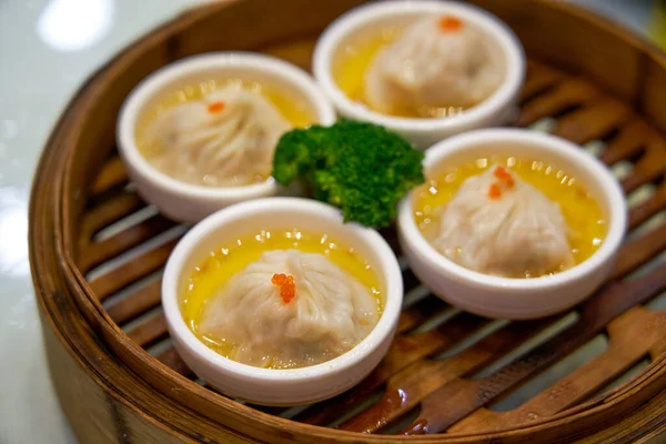 새롭고 맛있는 광둥어 스타일의 수프와 만두로 — 스톡 사진