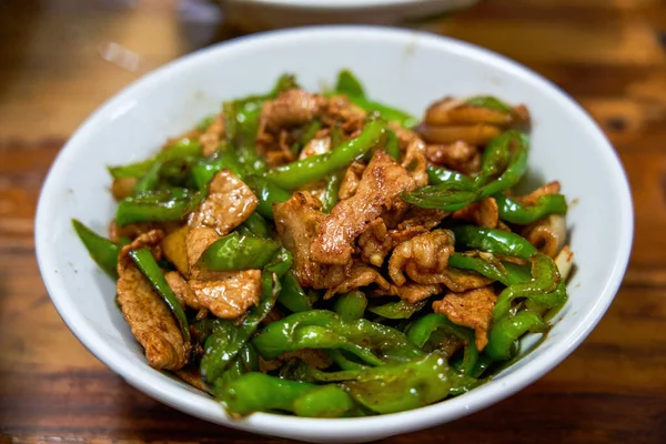 Een Kruidige Heerlijke Hunan Keuken Roergebakken Varkensvlees Met Chili — Stockfoto