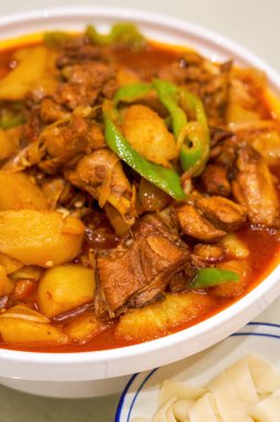 Lezzetli bir Çin yemeği, büyük tabak tavuk.