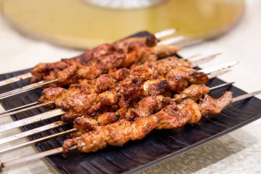 Lezzetli bir Çin Xinjiang yemeği, kebap.