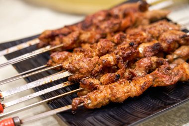 Lezzetli bir Çin Xinjiang yemeği, kebap.