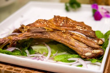 Lezzetli bir Çin yemeği, ızgara kuzu pirzolası.