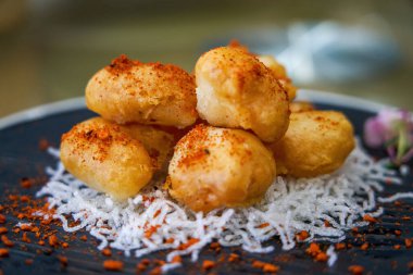 Bir tabak çıtır ve lezzetli kızarmış karides köftesi.