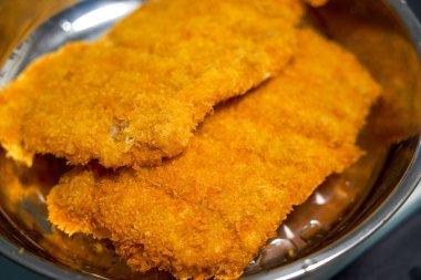 Çıtır çıtır ve baştan çıkarıcı kızarmış tavuk pirzolası.