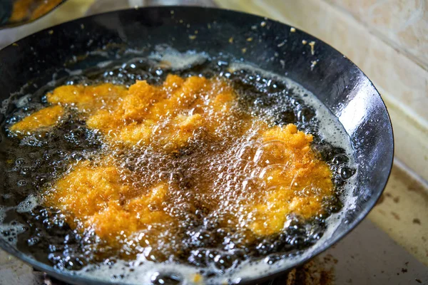 Lezzetli Tavuk Pirzolası Mutfakta Kızartılıyor — Stok fotoğraf