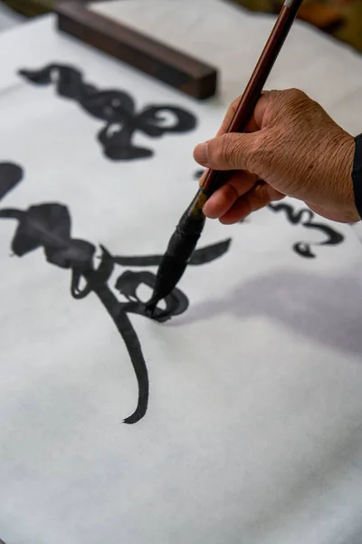 Old Chinese Calligrapher Writing Brush Characters Creating Chinese Calligraphy Works — Stock Photo, Image
