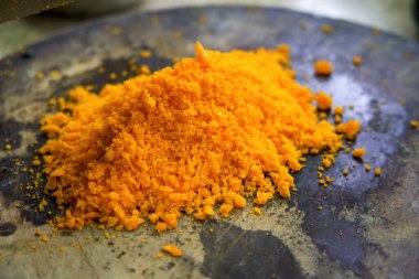 Bir şef mutfakta tuzlanmış yumurta sarısı doğruyor.