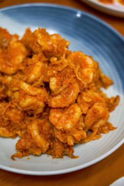 Lezzetli bir ev yemeği, yumurta sarısı ve kızarmış karides.