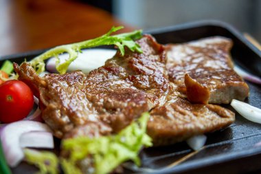 Batı restoranında nefis bir pirzola.