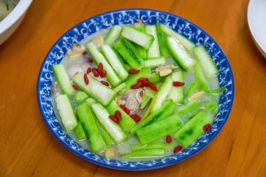 Çorbada salyangoz ve midyeli nefis bir ev yemeği.