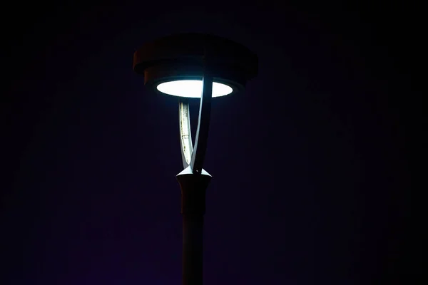 夜の街の近代的な街灯の近くに — ストック写真