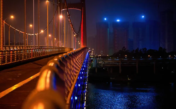 Крупным Планом Ночной Вид Мост Через Реку Городе — стоковое фото
