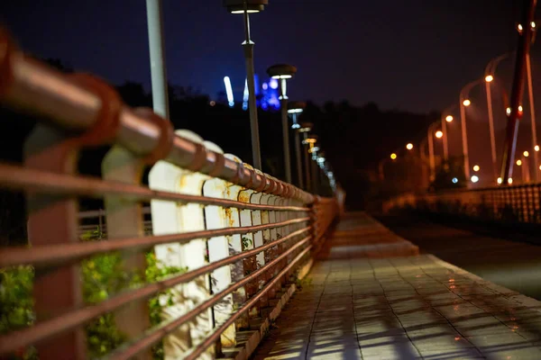 Widok Nocny Bliska Most Przez Rzekę Mieście — Zdjęcie stockowe