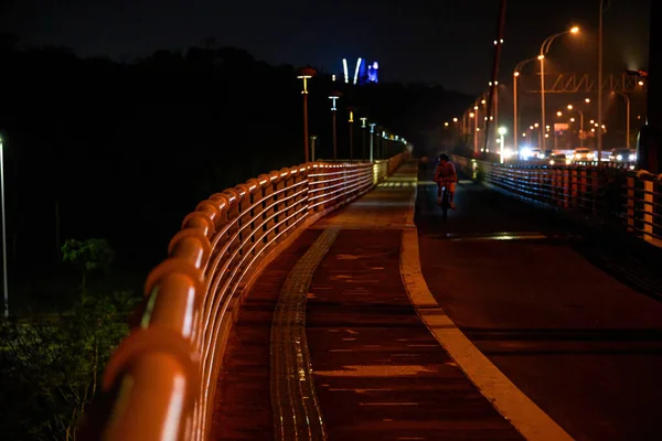 Close Νυχτερινή Θέα Της Γέφυρας Κατά Μήκος Του Ποταμού Στην — Φωτογραφία Αρχείου