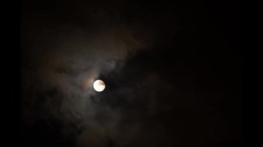 Dolunay zamanı hızlandırılmış fotoğrafçılık bulutlu bir havada gece, karanlık ve rüzgarlı bir gecede