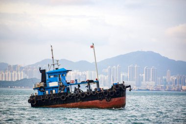 Büyük balıkçı tekneleri Hong Kong 'a demir attı.