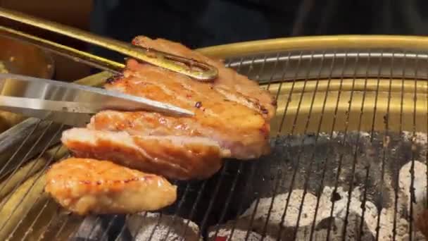 Comer Restaurante Barbacoa Coreano Asar Carne Una Estufa Carbón — Vídeos de Stock
