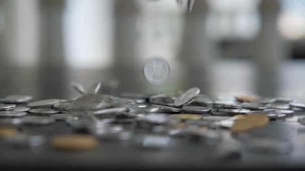 落下するコインの山のゆっくりとした動きを登る — ストック動画