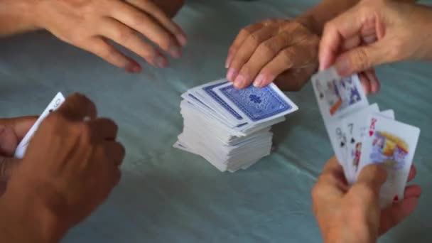 Grupo Idosos Sentados Juntos Jogar Poker — Vídeo de Stock