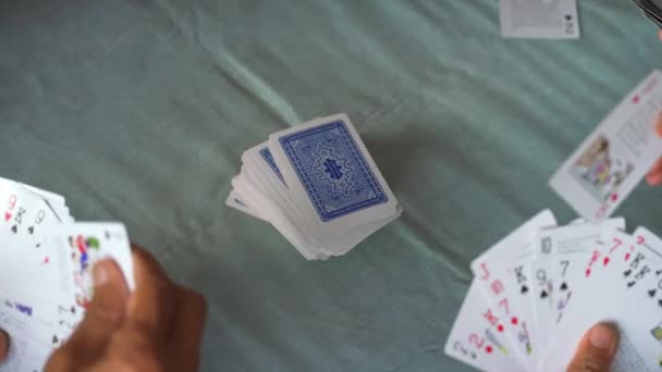 Μια Ομάδα Ηλικιωμένων Που Κάθονται Μαζί Και Παίζουν Πόκερ — Αρχείο Βίντεο