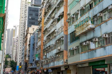 Hong Kong sokaklarında kalabalık yüksek binalar ve caddeler var.