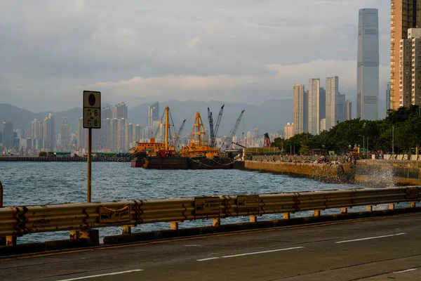 香港坚尼地城的海滨道路及车辆 — 图库照片