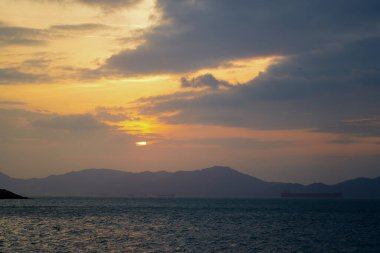Denizin üzerinde gün batımı manzarası Kennedy Town, Batı Bölgesi, Hong Kong