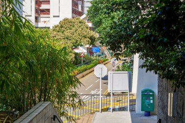 Hong Kong kentsel alanındaki yüksek binaların ve kamu yollarının manzarası