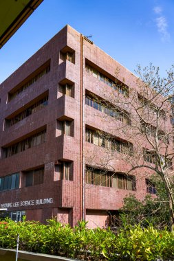 Hong Kong kentsel alanındaki yüksek binaların ve kamu yollarının manzarası