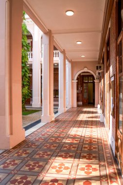Hong Kong Üniversitesi 'nde koridorlar ve kırmızı tuğlalı binalar.