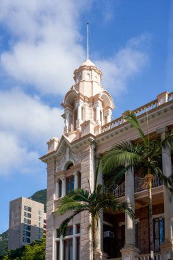 Hong Kong kentsel alanındaki yüksek binaların ve kamu yollarının manzarası