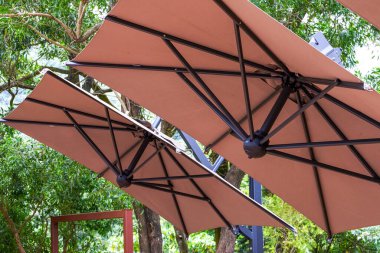 Parktaki güneşlik bir gölgeye yakın çekim.