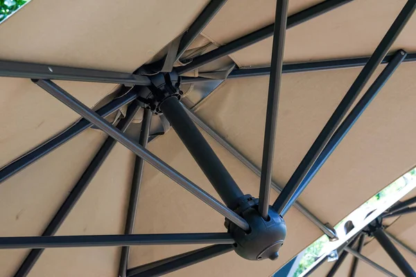 Parktaki güneşlik bir gölgeye yakın çekim.