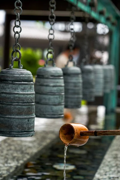 Hong Kong 'daki Tsz Shan Manastırı' ndaki su birikintisini ahşap su kaşığı ve çanlarıyla kapatın.