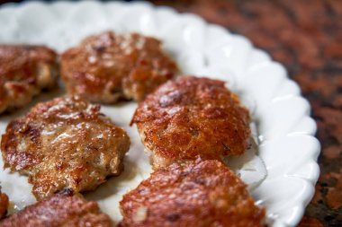 Hong Kong restoranında kurutulmuş ve lezzetli bir nilüfer kökü keki.